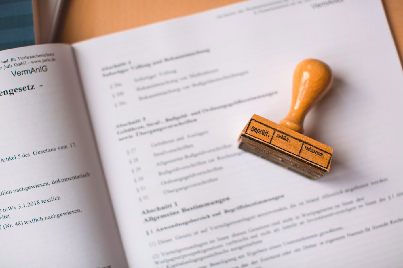 Holzstempel auf einem geöffneten Schriftstück