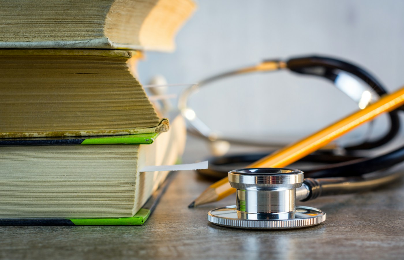 Stethoskop auf einem Stapel Bücher